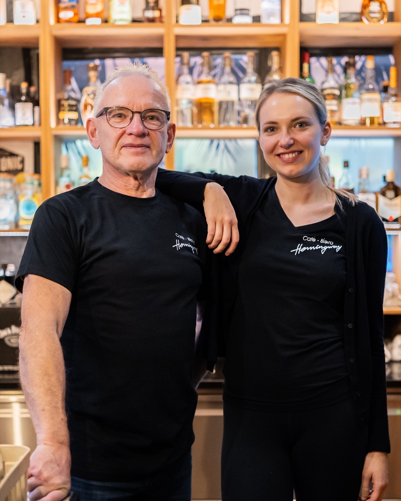 Das Team des Café-Bistro Hemingway hinter der Bar